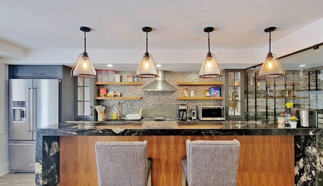 Spacious Vaughan Unit, Steps to Park in Vaughan