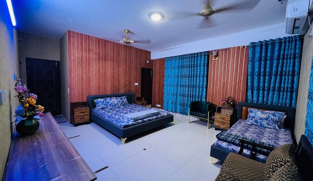 Stay comfortably in the heart of Dhaka.Near Square, Samorita, and BRB Hospitals.