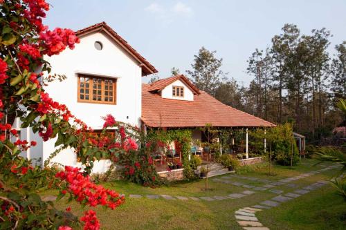 StayVista at Sienna - Strelitzia 3BHK with Breakfast and Jacuzzi - Luxury Homestay