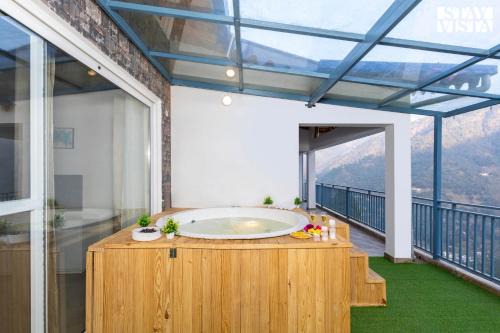 StayVista at Skylark Peaks with Outdoor Jacuzzi