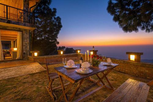 StayVista at The Winter Line with Outdoor Pvt Pool & Comp Breakfast