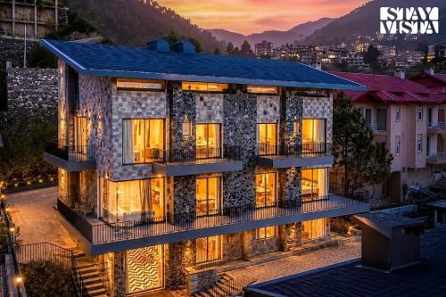 StayVista at Tres & Quatro - Himalayan Den with Bonfire, Mountain View