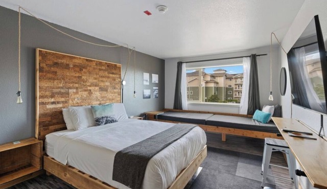 Steps from World Kite Museum! Two Modern Units, Swimming Pool, Free Parking! in Long Beach