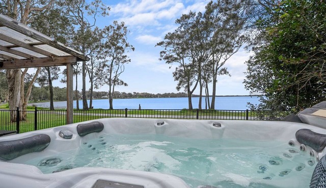 Stillwater Lakehouse - Waterfront with Spa in Buff Point