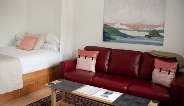 Studio Apartment in Eastsound, the Heart of Orcas Island - Chinook Studio 3 in Eastsound