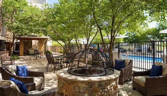 Studio | Free Breakfast + Outdoor Pool in Plainfield
