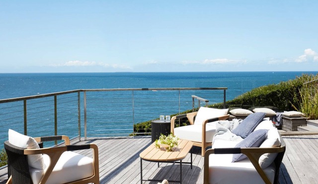Stunning beachside Villa located 100m from iconic Whale beach, what a spectacular experience. in Whale Beach