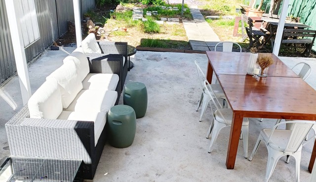 Stylish Queen Room 1 Min Walk to Station + 60' TV