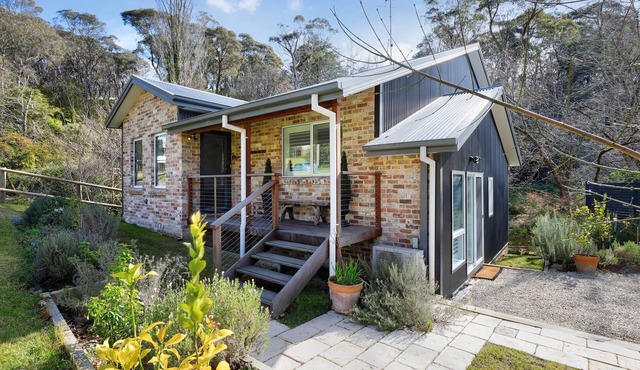 Sunny Corner - Romantic Split Level Cottage