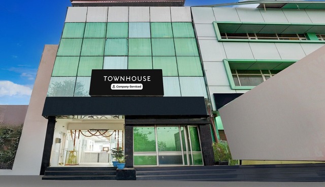 Super Townhouse Formerl Hotel Hm Crystal
