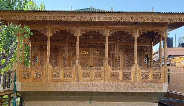 Suroor Houseboat