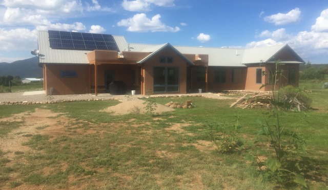 Sustainable Mountain Retreat, 12 miles to Sipapu, 27 to Taos, 51 to Santa Fe
