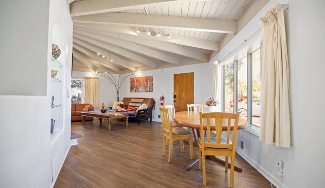 Taos Pine Home - A/C - Hot Tub - Private Courtyard - Prime Location in Taos