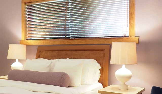 Tasteful Riverfront Mid-Century Modern Bungalow — 4 season rental in Falls