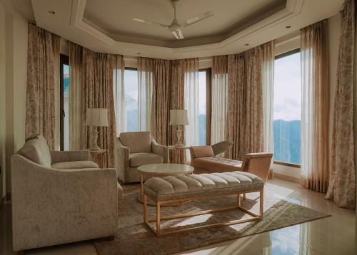 The Auramah Retreat - 4BHK Villa with Mountain & Valley View - Private Balconies & Parking