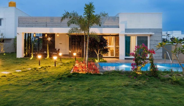 The Blue Orchard Private Pool Lawn 1hr HSR
