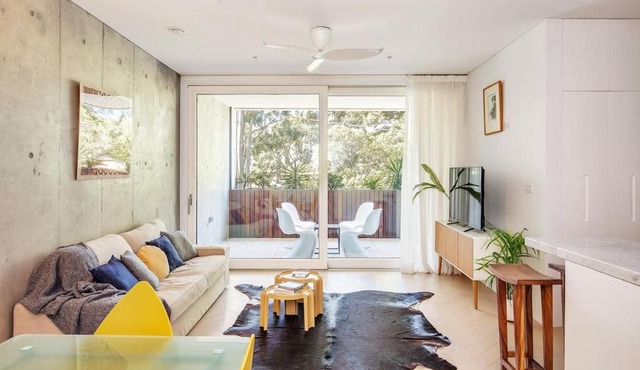 'The Fern' Bright Urban Escape near Dining & Shops