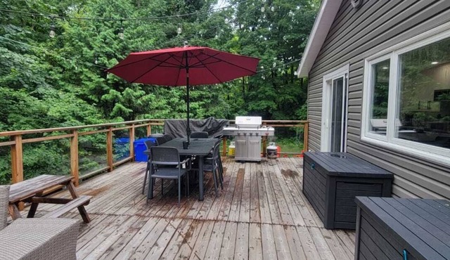 The Hideaway-Three bedroom cottage by Crystal lake in Kinmount