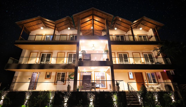 The Hoften Snowia Luxury Stay Near Bhalugarh Waterfall