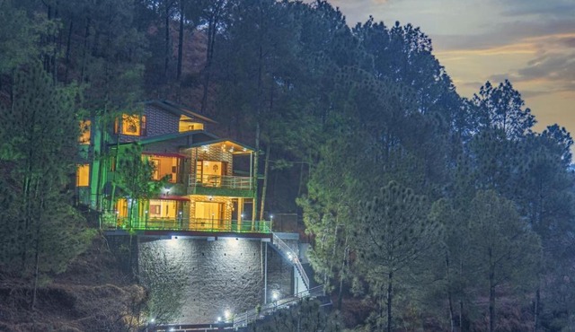 The Maharaja Retreat I Jacuzzi I Vacations l Pet friendly & 3 Bedroom Villa I Family Events I Sky Bonfire I Kasauli By Exotic Stays