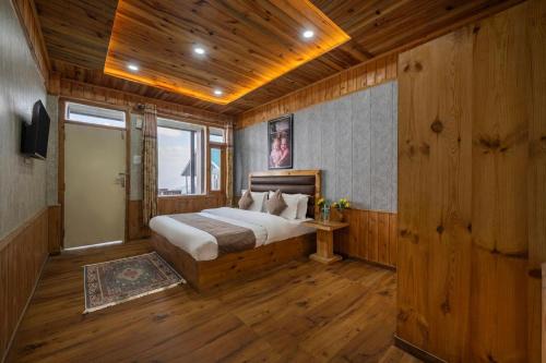 The Suffer Heights l Open Air Lawn l Rooms and Cafe l Kufri by Exotic Stays