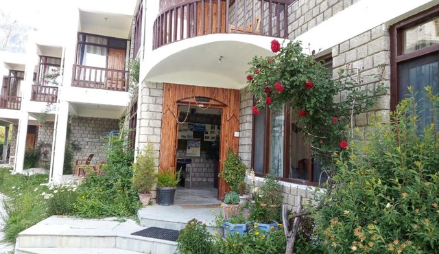 Tourist Hotel 10 minutes walking distance from the mall