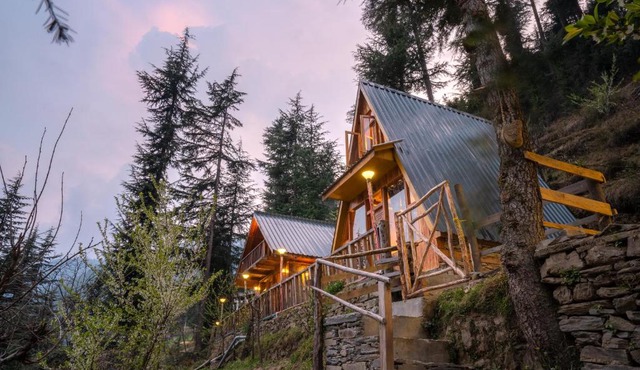 Tragopan Chalet's - Cedar Cottage with attic & balcony