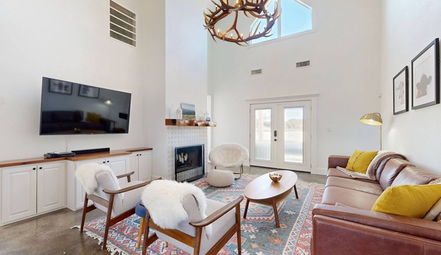 Tranquil farmstead with beautiful views of the country, fire pit in Hye