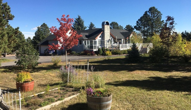 Tranquil Palmer Divide Residence-Sleeps 10 in beds, family friendly, clean. in Monument