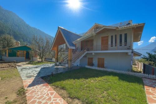 TriWa Stays Whole Villa Gardens, Naggar Manali