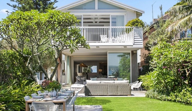 Uber Luxury 5 Bedroom Home - Complete Beachfront