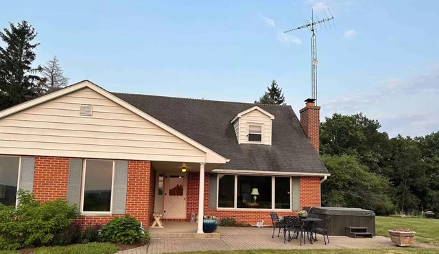 Valley view! Outdoor hot tub, 4 bed house. in Mount Carroll