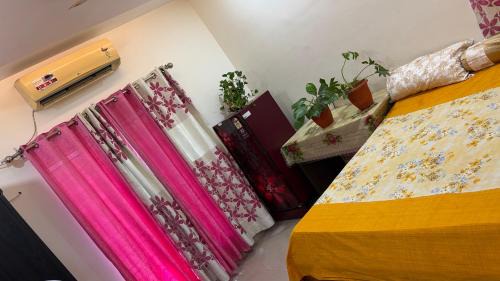 VISHNOO STAYS Sunny Morning Room