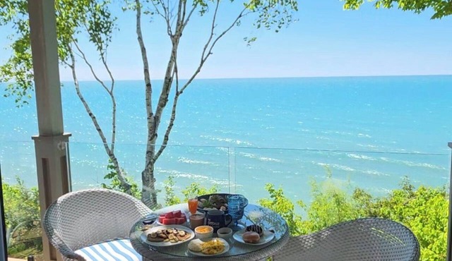 Waterfront Cottage - Bayfield, Lake Huron in Bluewater