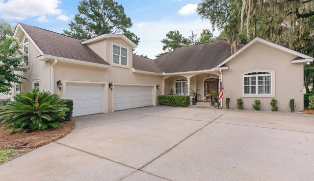 Waterfront Executive Home in Brunswick
