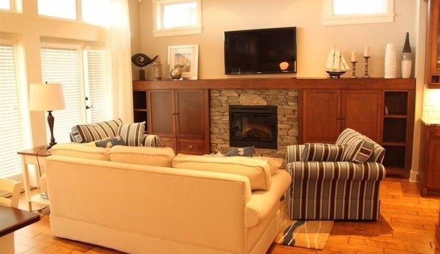 Waterfront Luxurious Beach Home with Shared Pool in Qualicum Beach