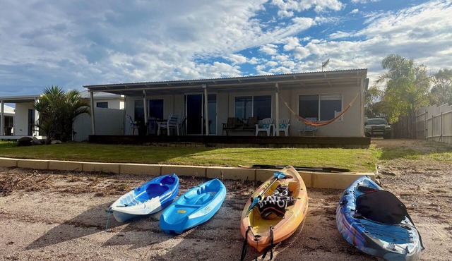 Waterfront shack at peaceful Dutton Bay West, 5 mins to Farm Beach! in Mount Dutton Bay