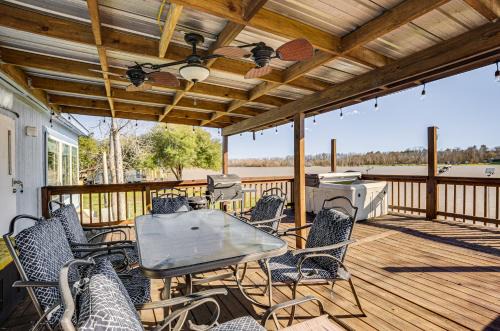Waterfront Trinity Vacation Rental w/Hot Tub! in Riverside