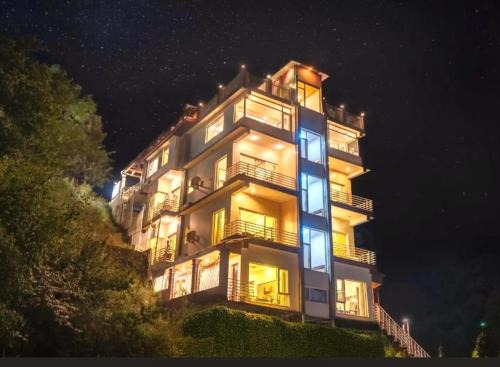 Wood Stock Kasauli-Rooms With Balcony & Cottages with private Terrace-Panoramic View -Adjoining Forest Track