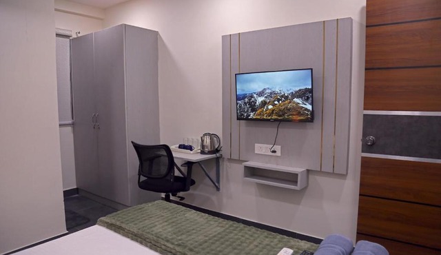 Yendluri's Queen Room Kondapur Near Hitech City