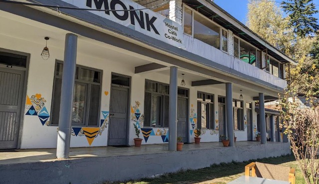 Young Monk Hostel & Cafe Old Manali