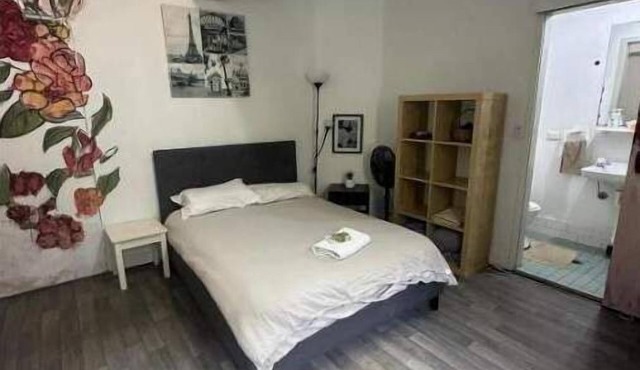 Your B&B steps into Oxford St in Surry Hills