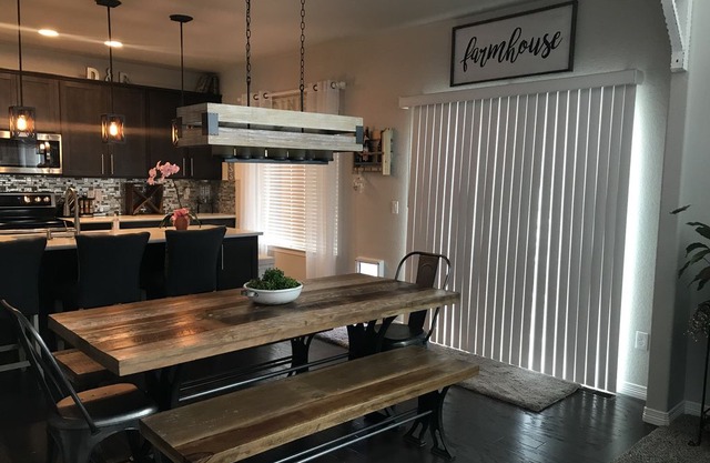 Clean, spacious home with mountain views in Monument
