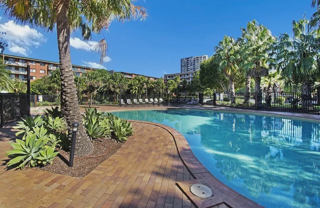 Resort style one bedroom plus study close to the City
