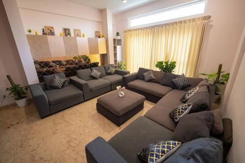 Bengaluru Apartment | Luxury 4BHK Retreat with Netflix, Balcony & Family Stay