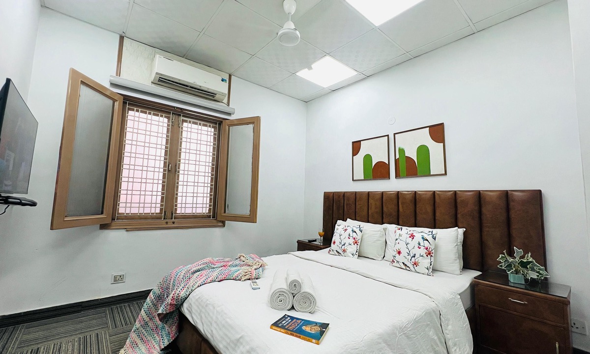 Gurugram Apartment | BluO Awesome 1BHK DLF Galleria Market ,Gym TT