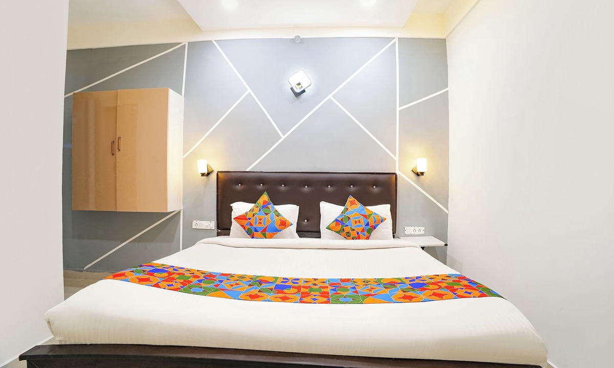 Royapettah Hotel | FabHotel Lloyds Inn I