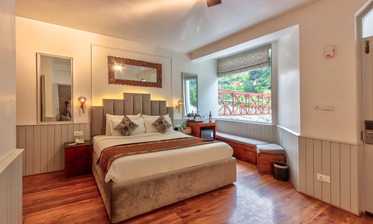 Manali Hotel | PARADISE - The Whitehouse Cafe
