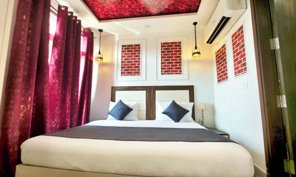 Dwarka Hotel | Hotel HomeAste 001 Near Yashobhoomi Convention Center