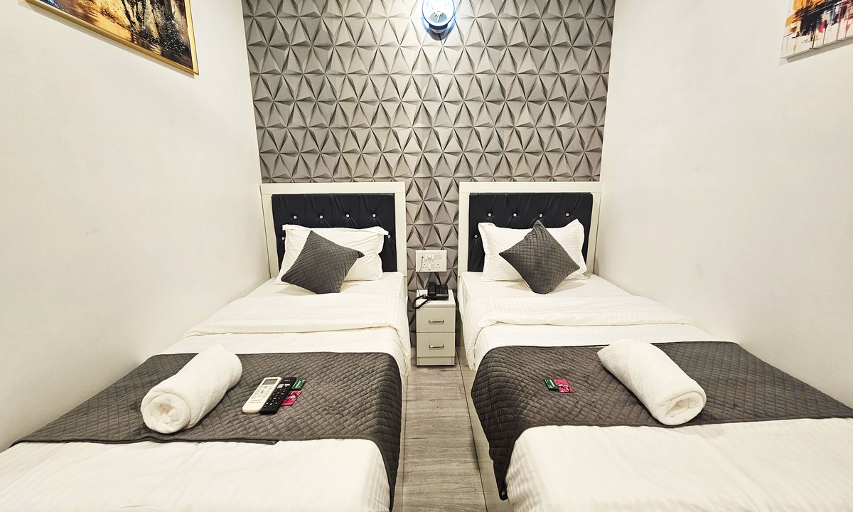 Kandivali East Hotel | Astha Home Shared Pool Rooms